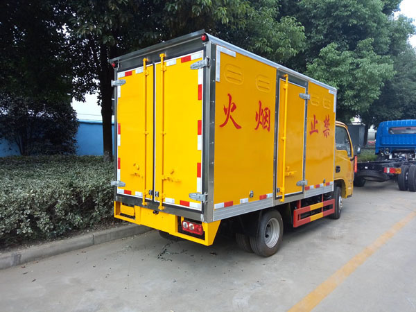 躍進3.3米柴油（藍(lán)牌）雜項危險品廂式車(chē)