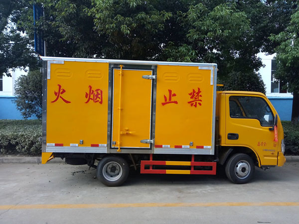 躍進3.3米柴油（藍(lán)牌）雜項危險品廂式車(chē)