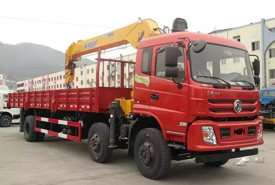 東風特商小(xiǎo)三軸随車(chē)吊