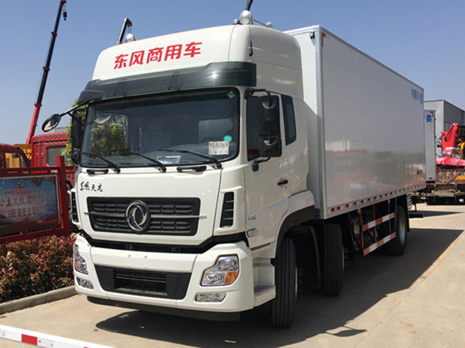 東風天龍小(xiǎo)三軸 6.8米冷藏車(chē)