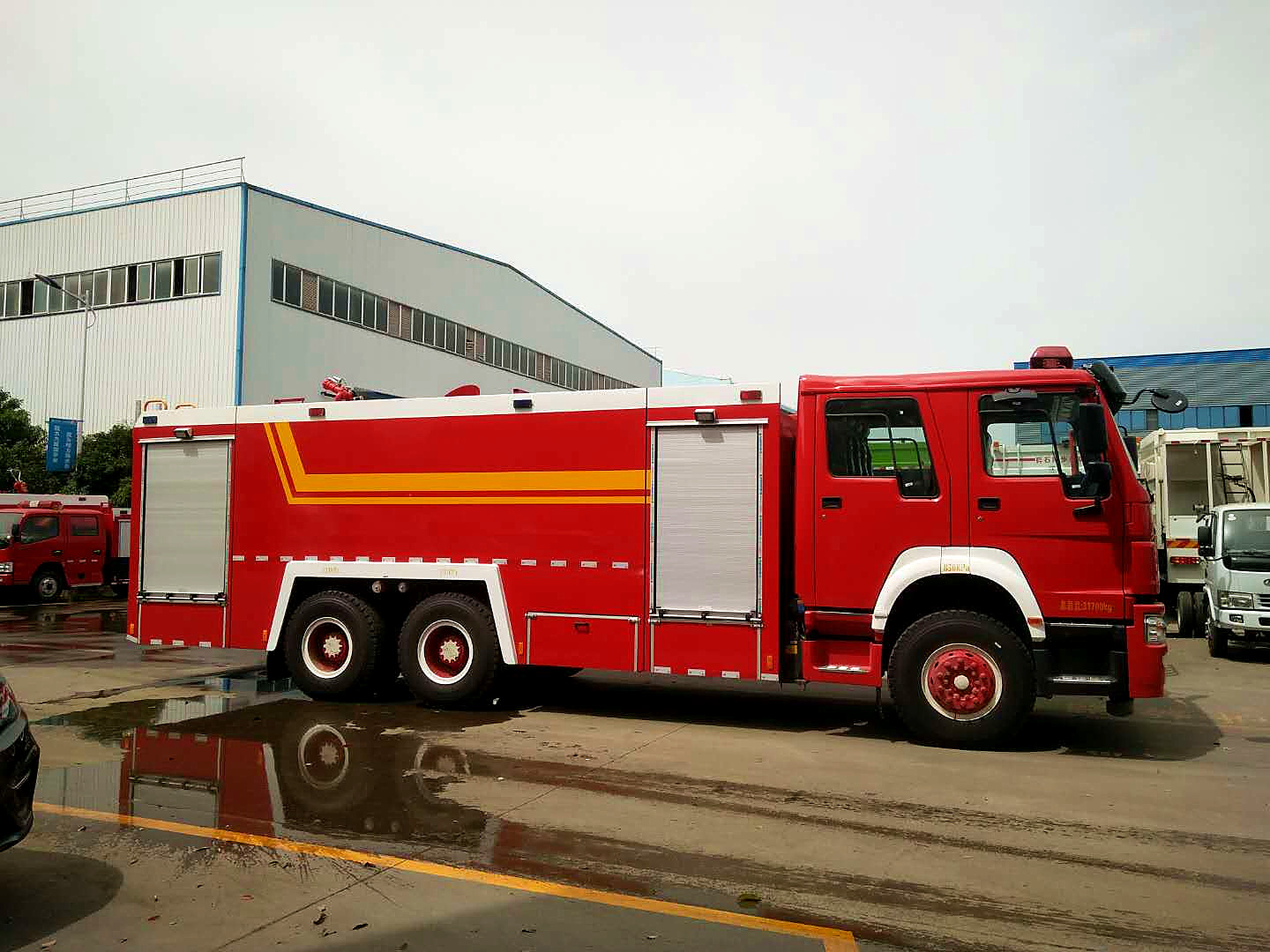 12噸重汽豪沃雙橋水(shuǐ)罐消防車(chē)