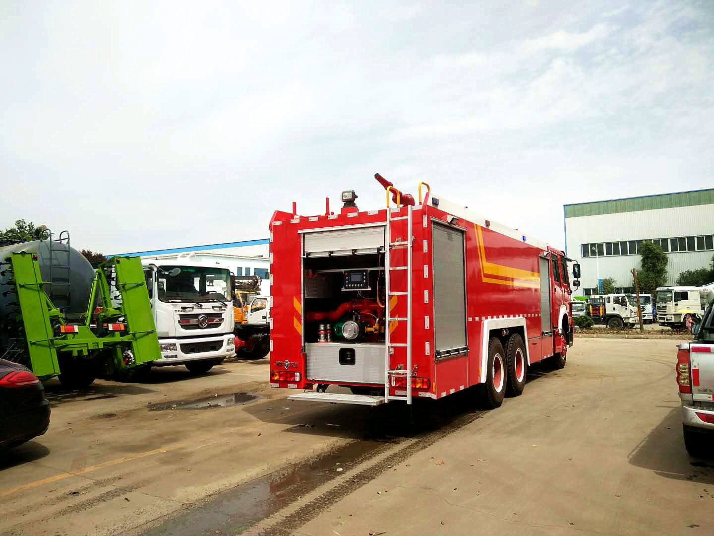 12噸重汽豪沃雙橋水(shuǐ)罐消防車(chē)