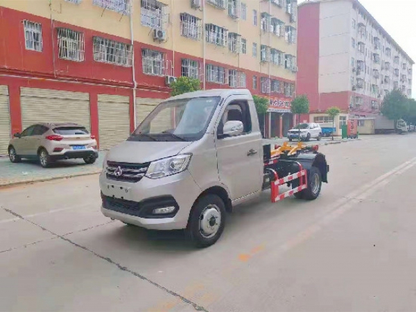 長安國六汽油鈎臂（車(chē)廂可(kě)卸）式垃圾車(chē)（後雙輪）