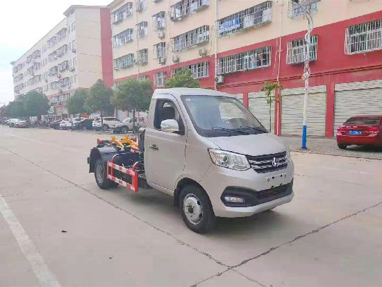 長安國六汽油鈎臂（車(chē)廂可(kě)卸）式垃圾車(chē)（後雙輪）